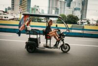 Seorang warga memanfaatkan fasilitas sepeda publik terintegrasi di kawasan pusat kota sebagai bagian dari adaptasi masyarakat terhadap kebijakan emisi bersih terbaru.