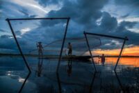 Seorang nelayan tradisional di wilayah timur Indonesia menggunakan metode pancing ulur yang ramah lingkungan untuk menjaga kelestarian ekosistem terumbu karang dan populasi ikan lokal.