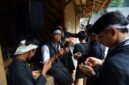 Masyarakat adat di pedalaman hutan Indonesia memperlihatkan hubungan erat antara manusia dan lingkungan dalam menjaga kelestarian ekosistem alami tanah leluhur mereka.