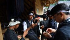 Masyarakat adat di pedalaman hutan Indonesia memperlihatkan hubungan erat antara manusia dan lingkungan dalam menjaga kelestarian ekosistem alami tanah leluhur mereka.