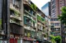 Seorang warga merawat tanaman di balkon hunian berkonsep hijau di tengah cuaca terik kawasan Jakarta, menggambarkan bentuk adaptasi mandiri masyarakat urban terhadap kenaikan suhu udara kota.