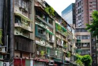 Seorang warga merawat tanaman di balkon hunian berkonsep hijau di tengah cuaca terik kawasan Jakarta, menggambarkan bentuk adaptasi mandiri masyarakat urban terhadap kenaikan suhu udara kota.