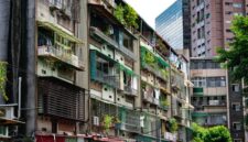 Seorang warga merawat tanaman di balkon hunian berkonsep hijau di tengah cuaca terik kawasan Jakarta, menggambarkan bentuk adaptasi mandiri masyarakat urban terhadap kenaikan suhu udara kota.