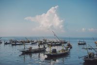 Deretan rumah panggung kayu warga pesisir yang berdiri kokoh di atas perairan dangkal menjadi simbol ketahanan dan keharmonisan hidup masyarakat bahari Nusantara. Aktivitas sehari-hari warga lokal yang menyatu dengan alam perairan menghadirkan pesona wisata bahari yang autentik dan lestari.