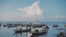 Deretan rumah panggung kayu warga pesisir yang berdiri kokoh di atas perairan dangkal menjadi simbol ketahanan dan keharmonisan hidup masyarakat bahari Nusantara. Aktivitas sehari-hari warga lokal yang menyatu dengan alam perairan menghadirkan pesona wisata bahari yang autentik dan lestari.